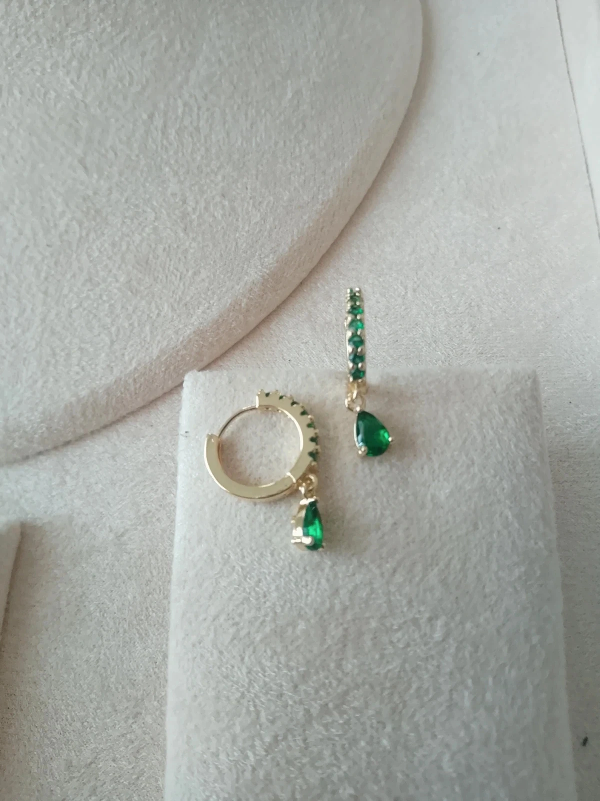 Pequenas créoles de aço dourado e zircões verdes – photo 2